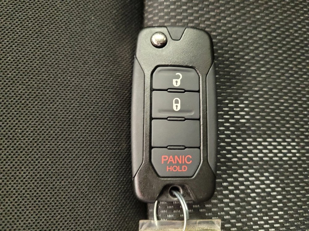 Used 2015 Jeep Renegade Latitude FWD image 32