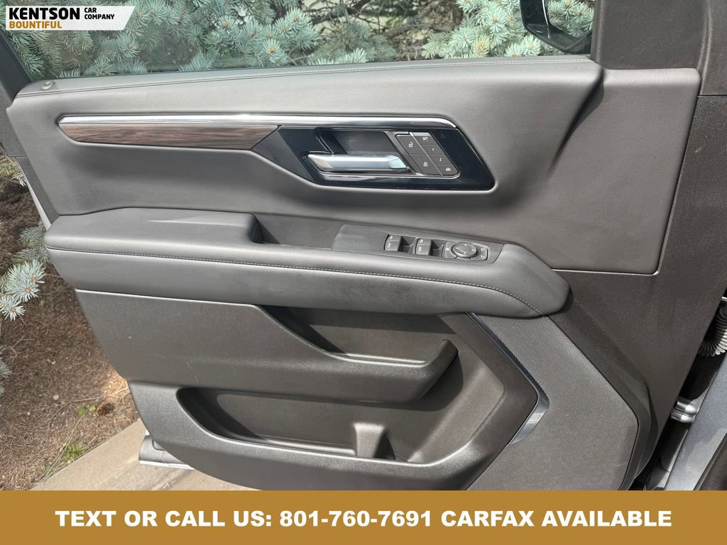 Used 2025 Chevrolet Suburban Z71 image 21