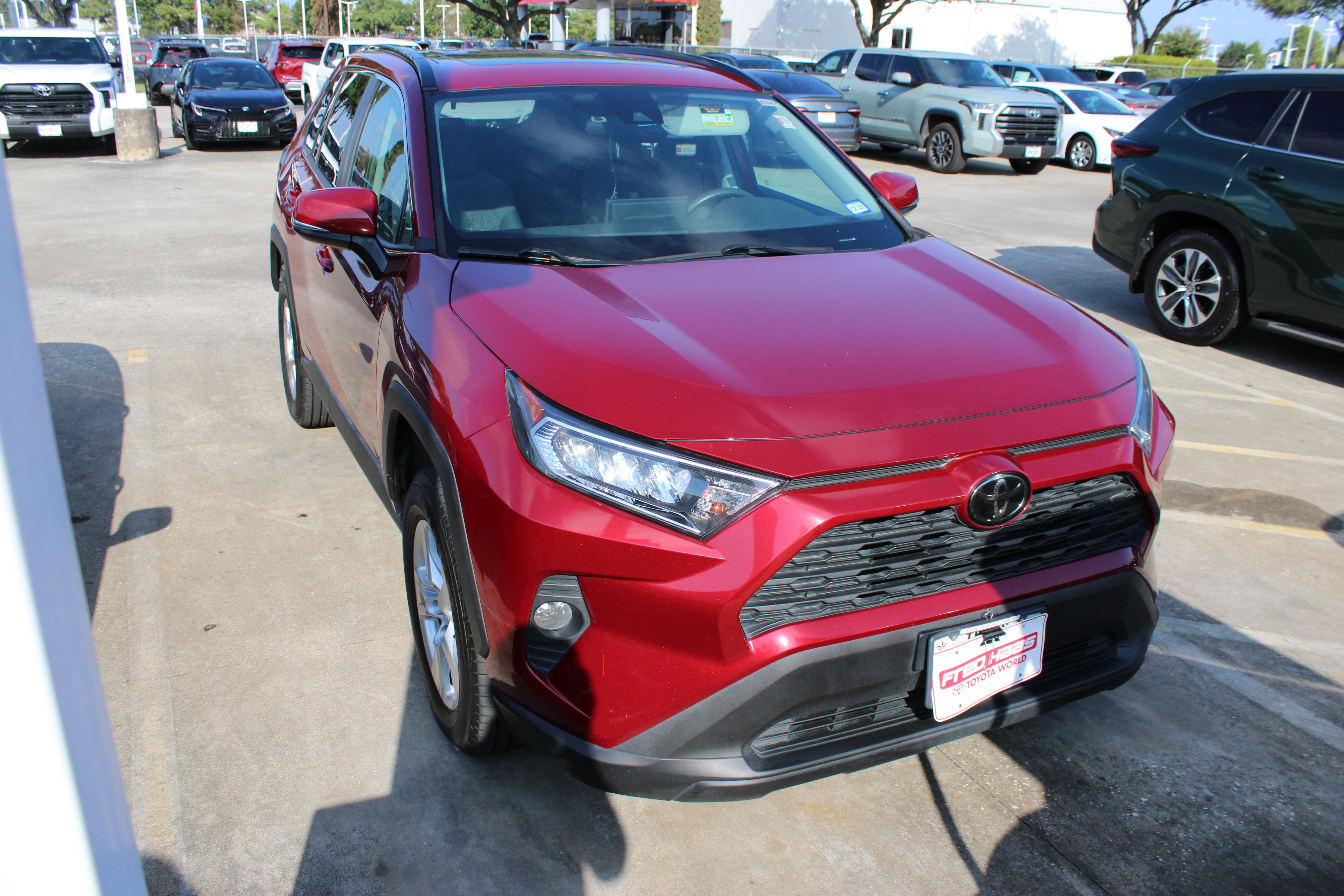 Used 2020 Toyota RAV4 XLE w/ Convenience Package FWD image 2