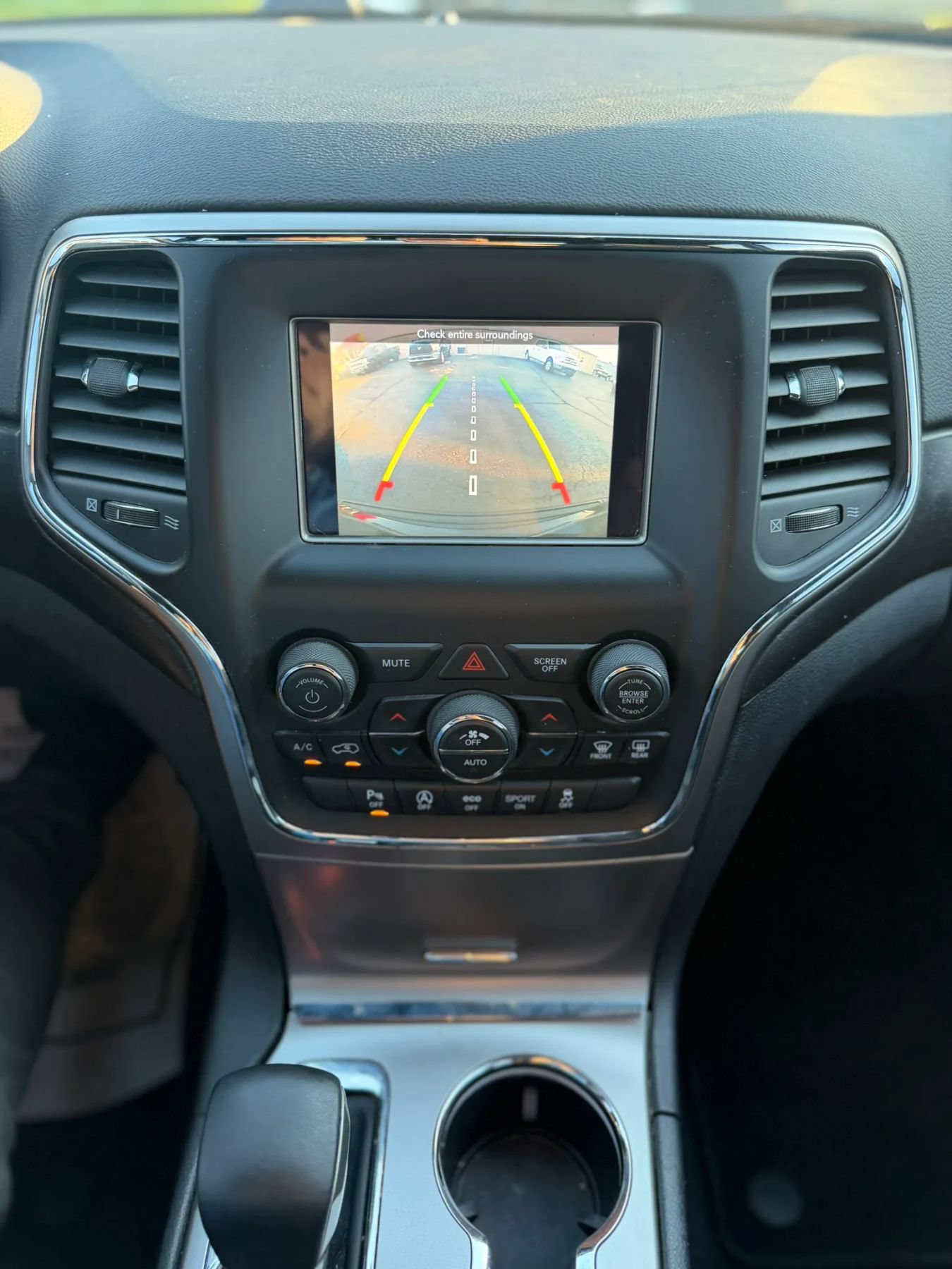 Used 2018 Jeep Grand Cherokee Laredo AWD/4WD image 13