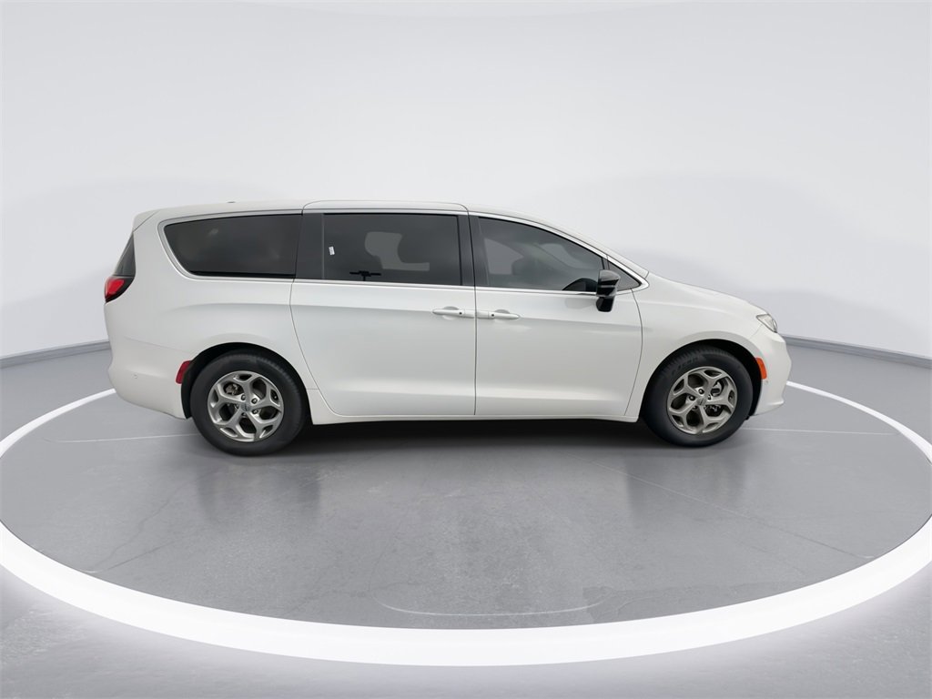 Used 2024 Chrysler Pacifica Limited w/ Uconnect Theater Family Group image 9