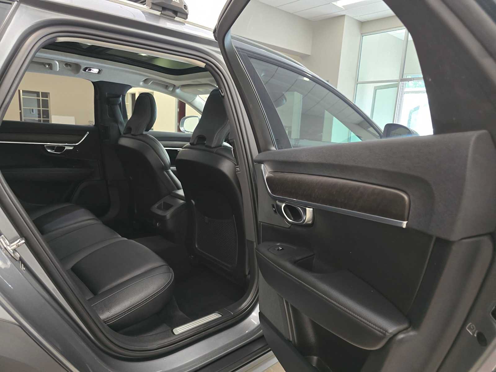 Used 2020 Volvo V90 T6 Cross Country AWD/4WD image 27