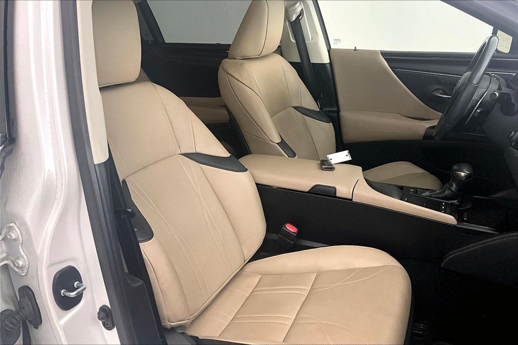 Used 2020 Lexus ES 300h Ultra Luxury w/ Accessory Package 2 FWD image 8