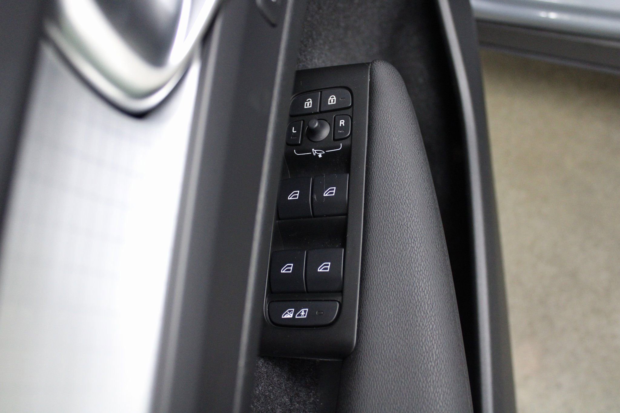 Used 2021 Volvo XC40 T5 Momentum image 13