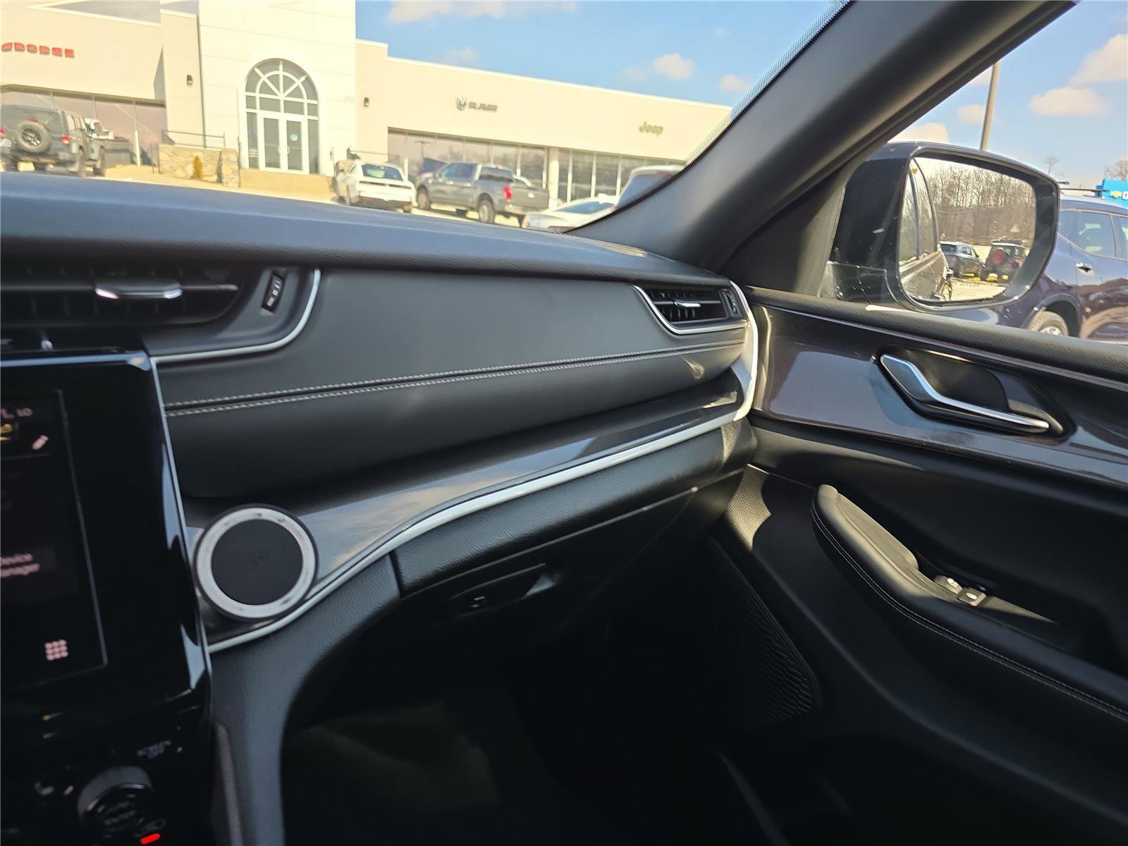 Used 2023 Jeep Grand Cherokee Altitude image 25