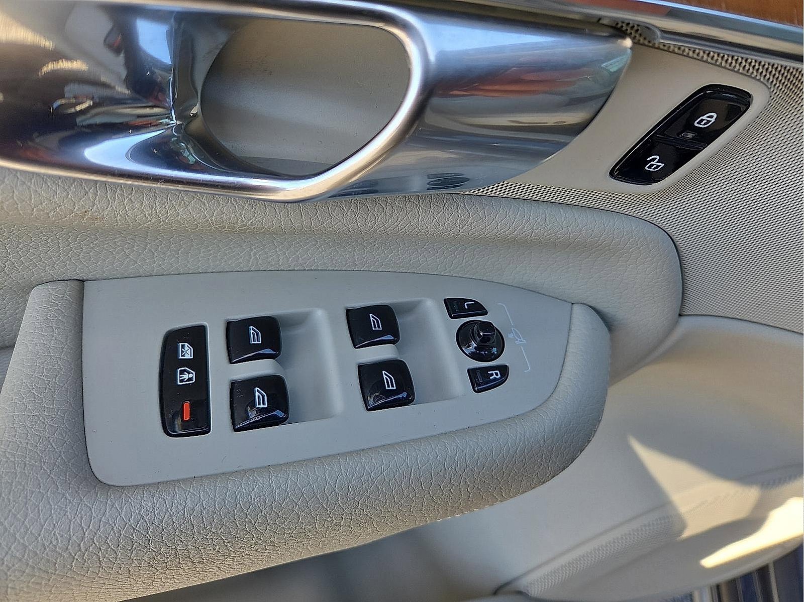 Used 2021 Volvo XC90 T6 Momentum w/ Advanced Package image 16