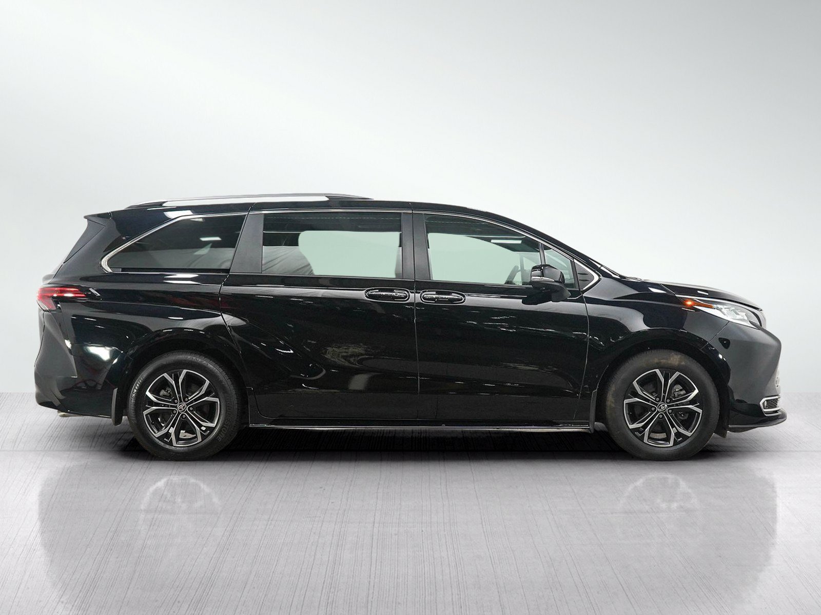 Used 2025 Toyota Sienna AWD image 6