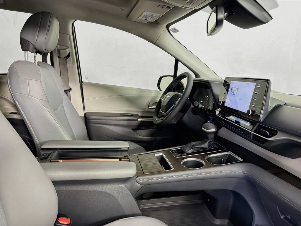 Used 2021 Toyota Sienna XLE FWD image 35