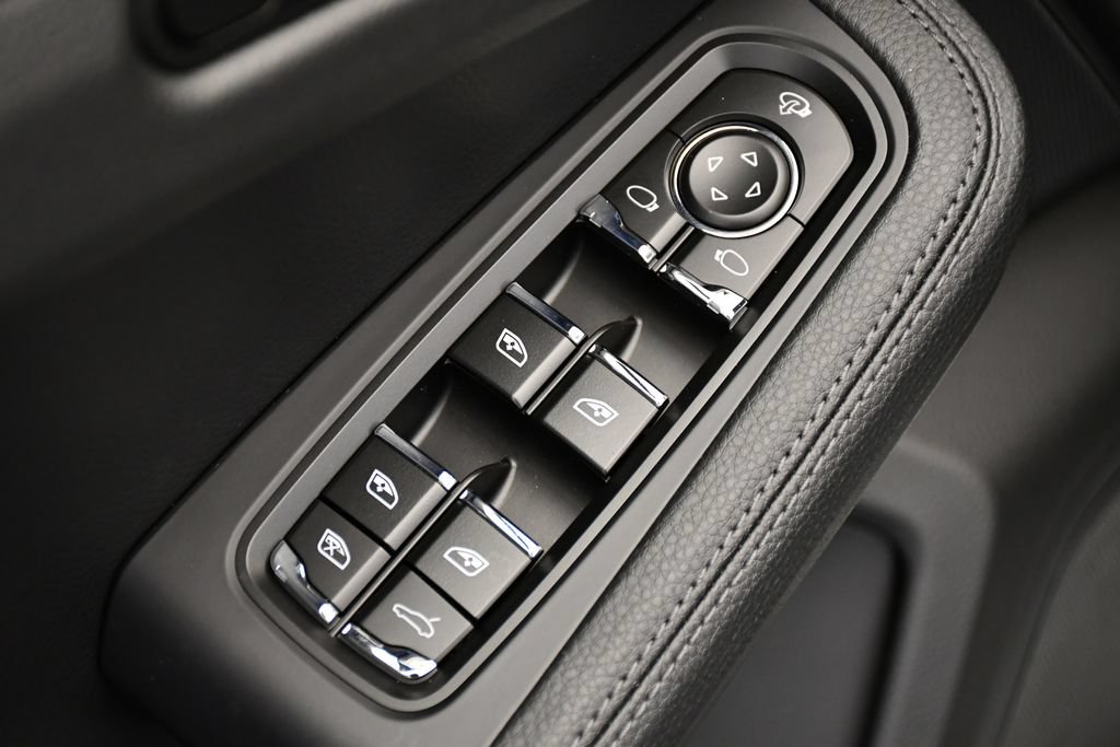 Certified 2026 Porsche Macan AWD/4WD image 37