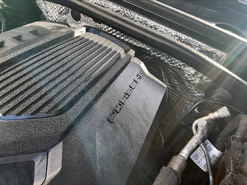 Certified 2023 Porsche Macan AWD/4WD image 34