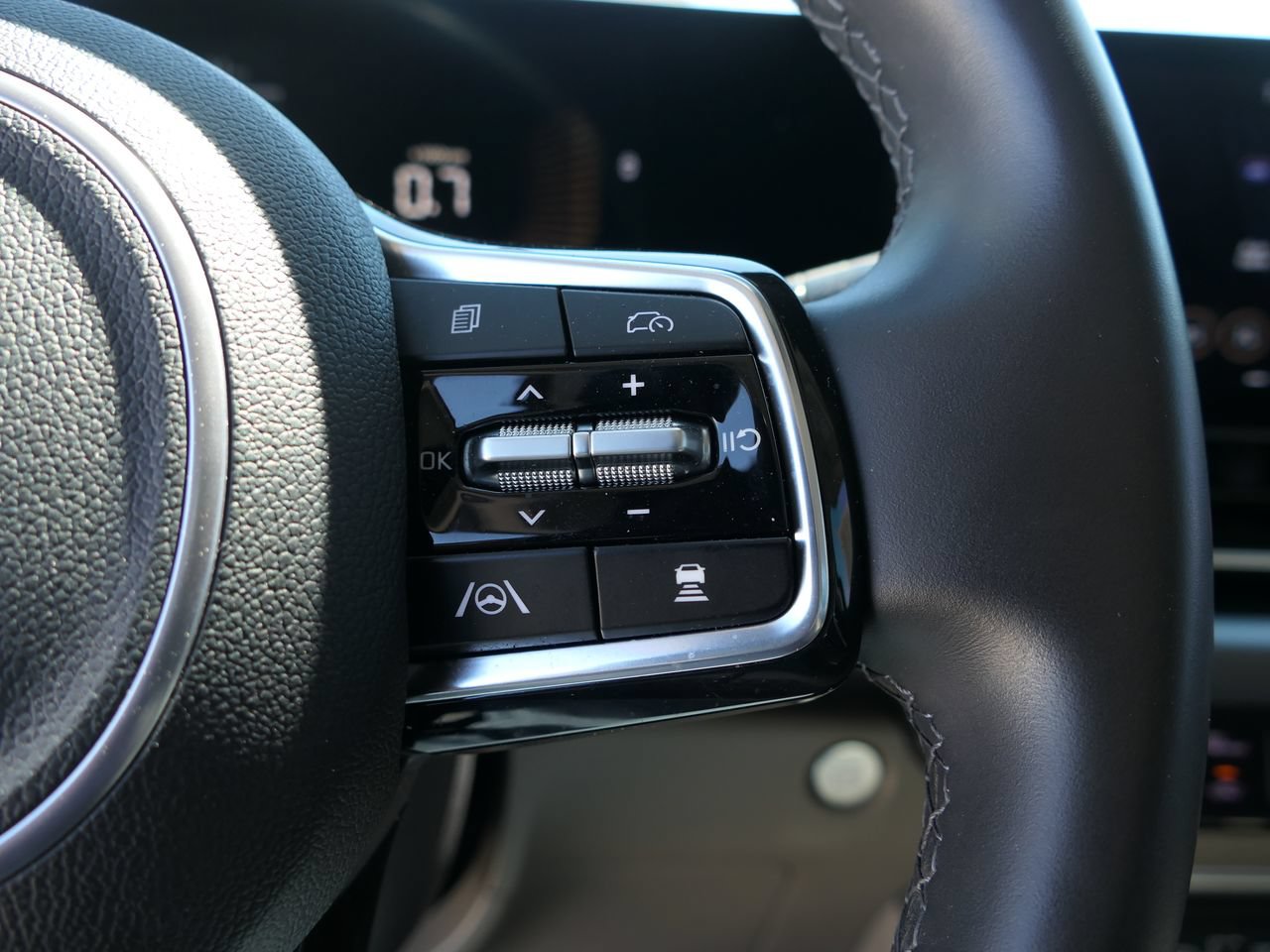 Used 2025 Kia Carnival FWD image 16