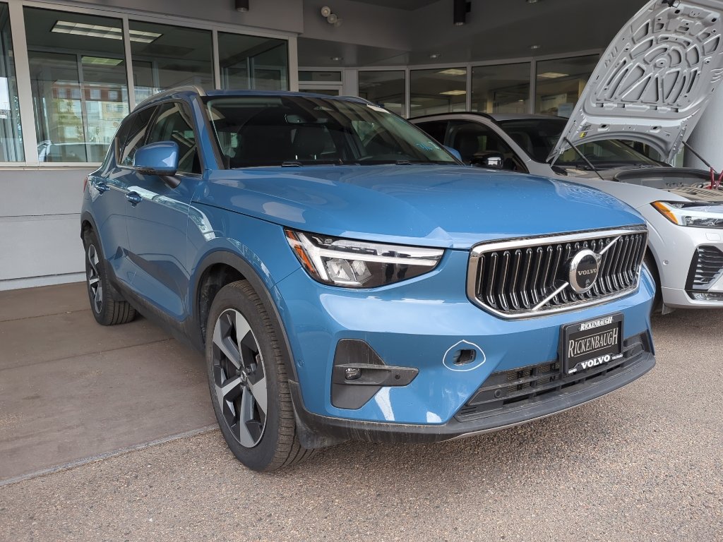 Used 2025 Volvo XC40 B5 Plus AWD/4WD image 1