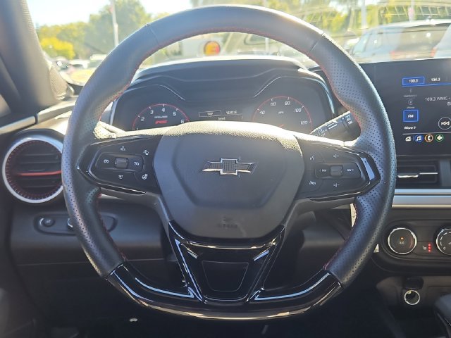 Used 2025 Chevrolet Trax RS FWD image 14