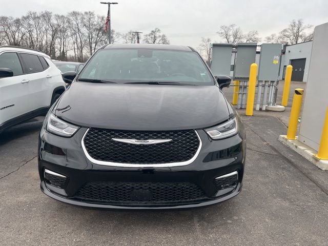 Used 2025 Chrysler Pacifica Select image 10