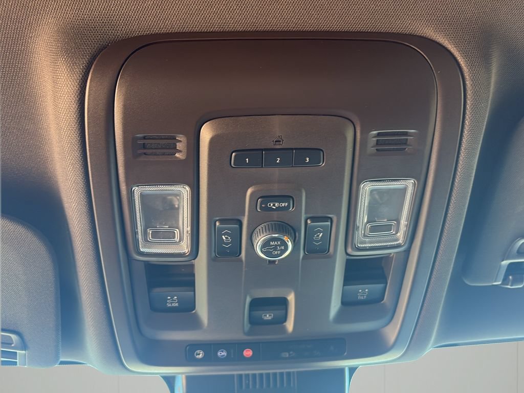 Used 2024 Chevrolet Tahoe Z71 w/ Luxury Package AWD/4WD image 22