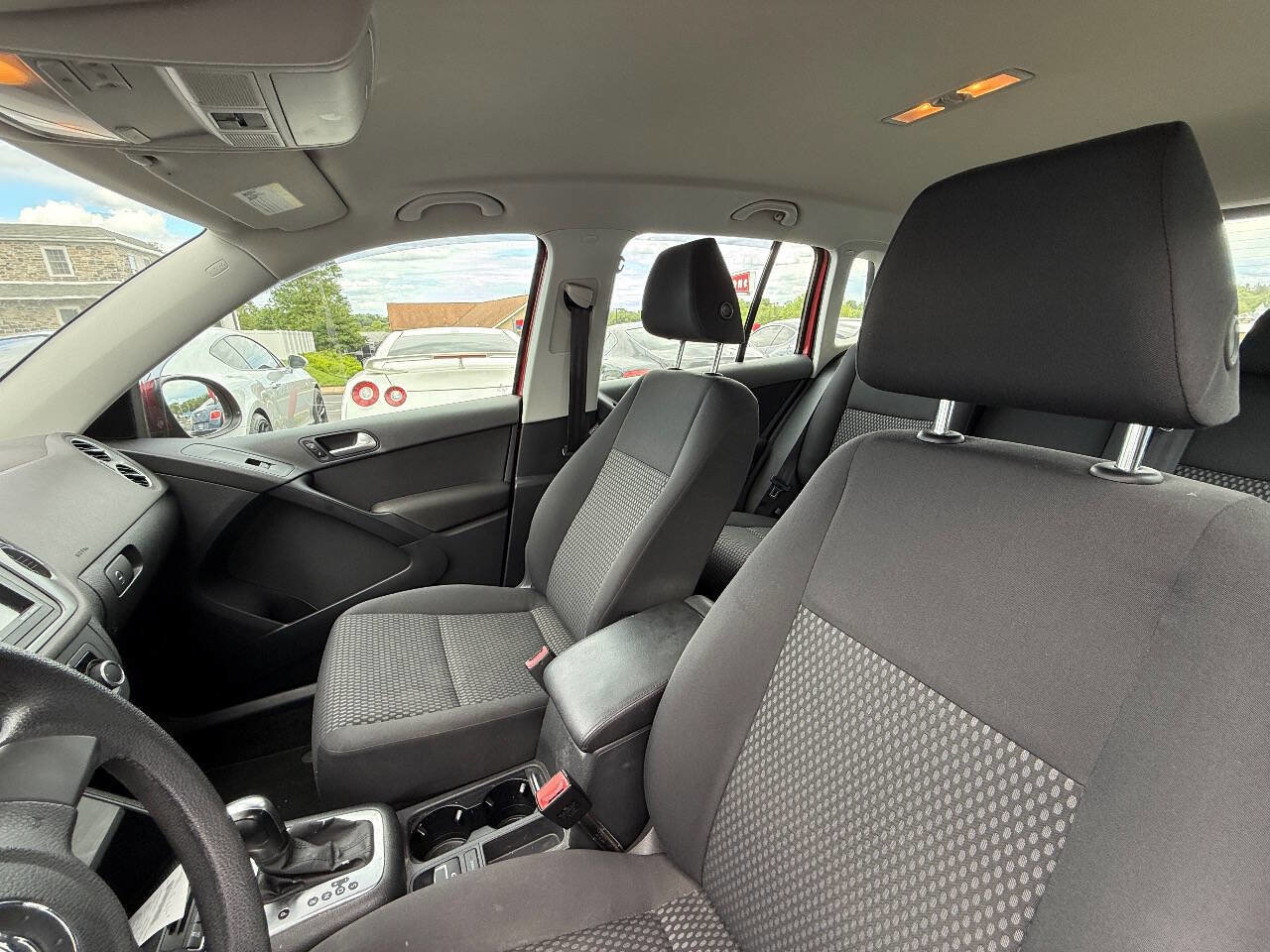 Used 2011 Volkswagen Tiguan S image 10