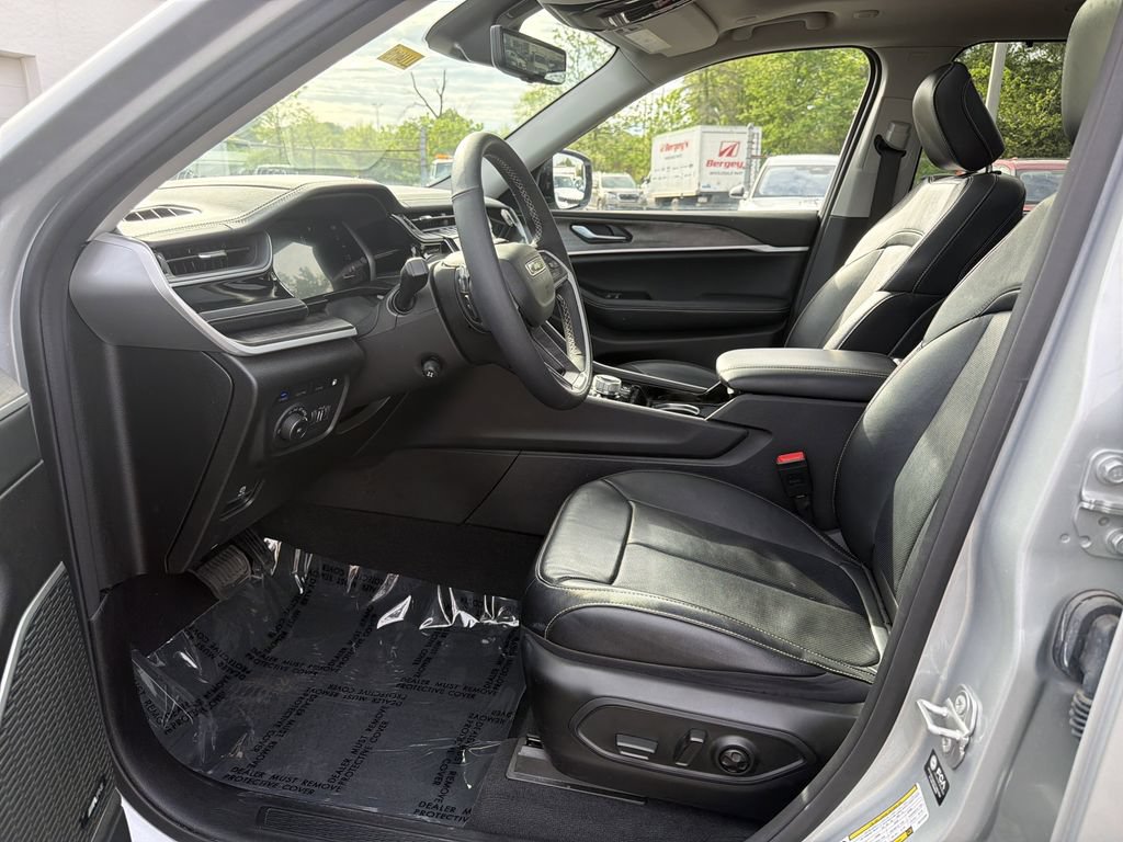 Used 2022 Jeep Grand Cherokee Limited 4xe w/ Luxury Tech Group II AWD/4WD image 11