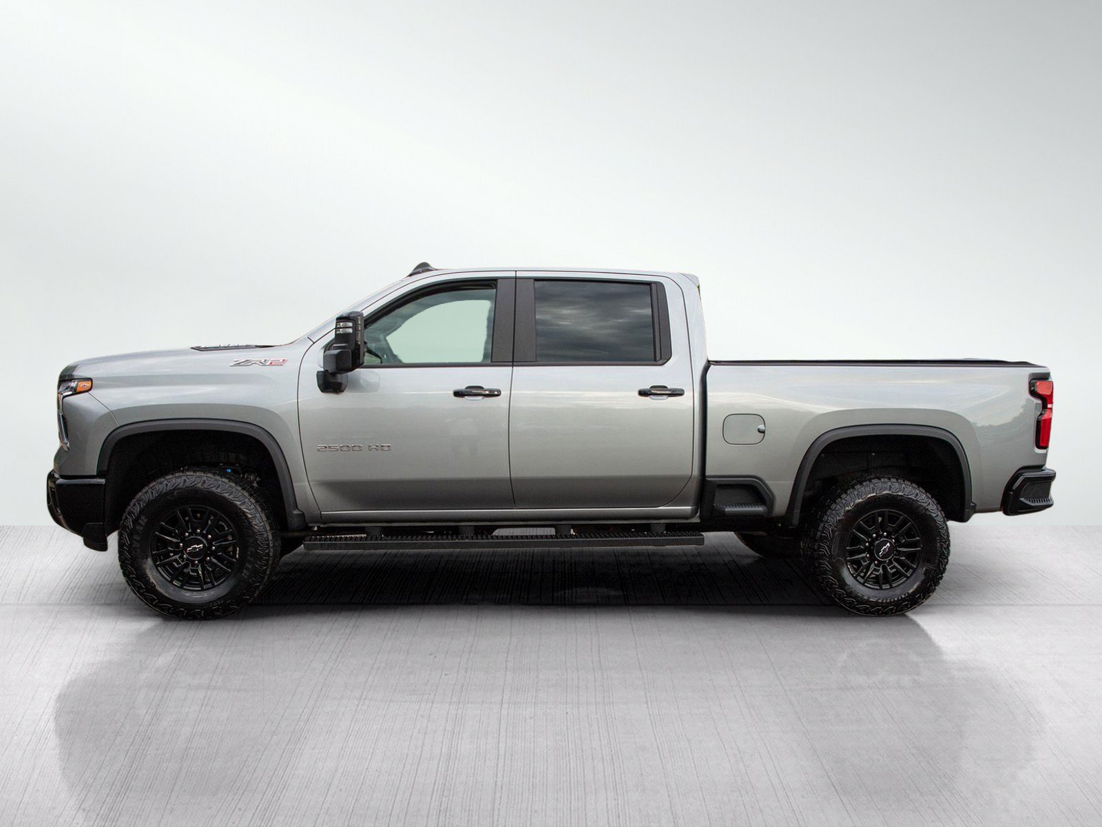Used 2024 Chevrolet Silverado 2500 ZR2 w/ Technology Package AWD/4WD image 2