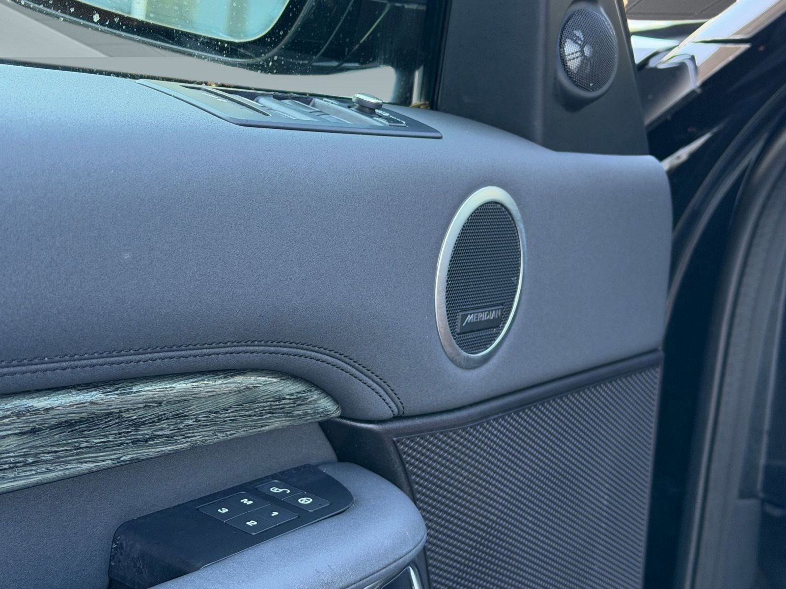 Used 2019 Land Rover Discovery HSE image 13