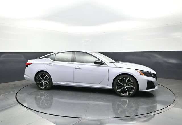 Used 2025 Nissan Altima 2.5 SR FWD image 6
