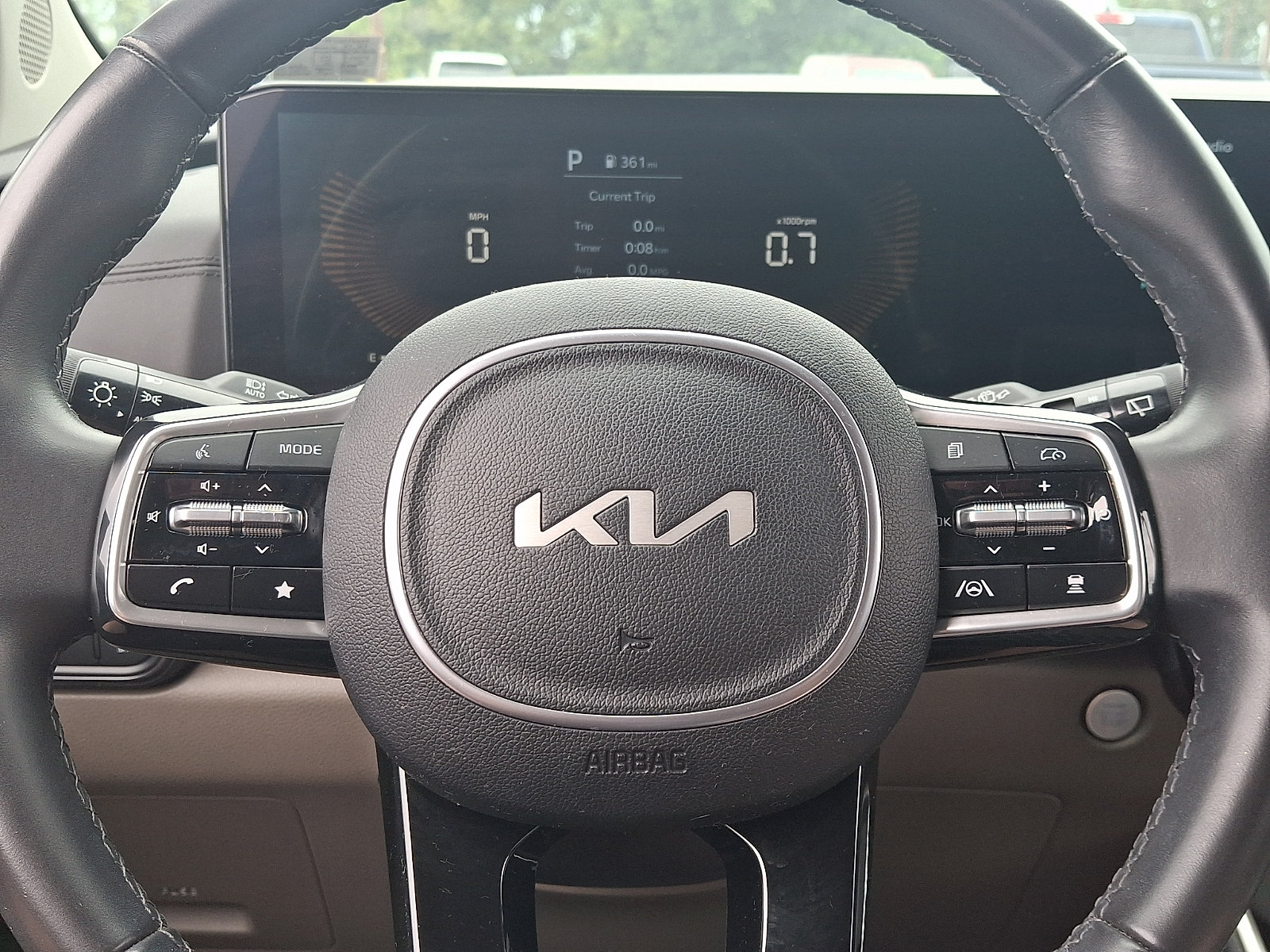 Used 2025 Kia Carnival FWD image 21