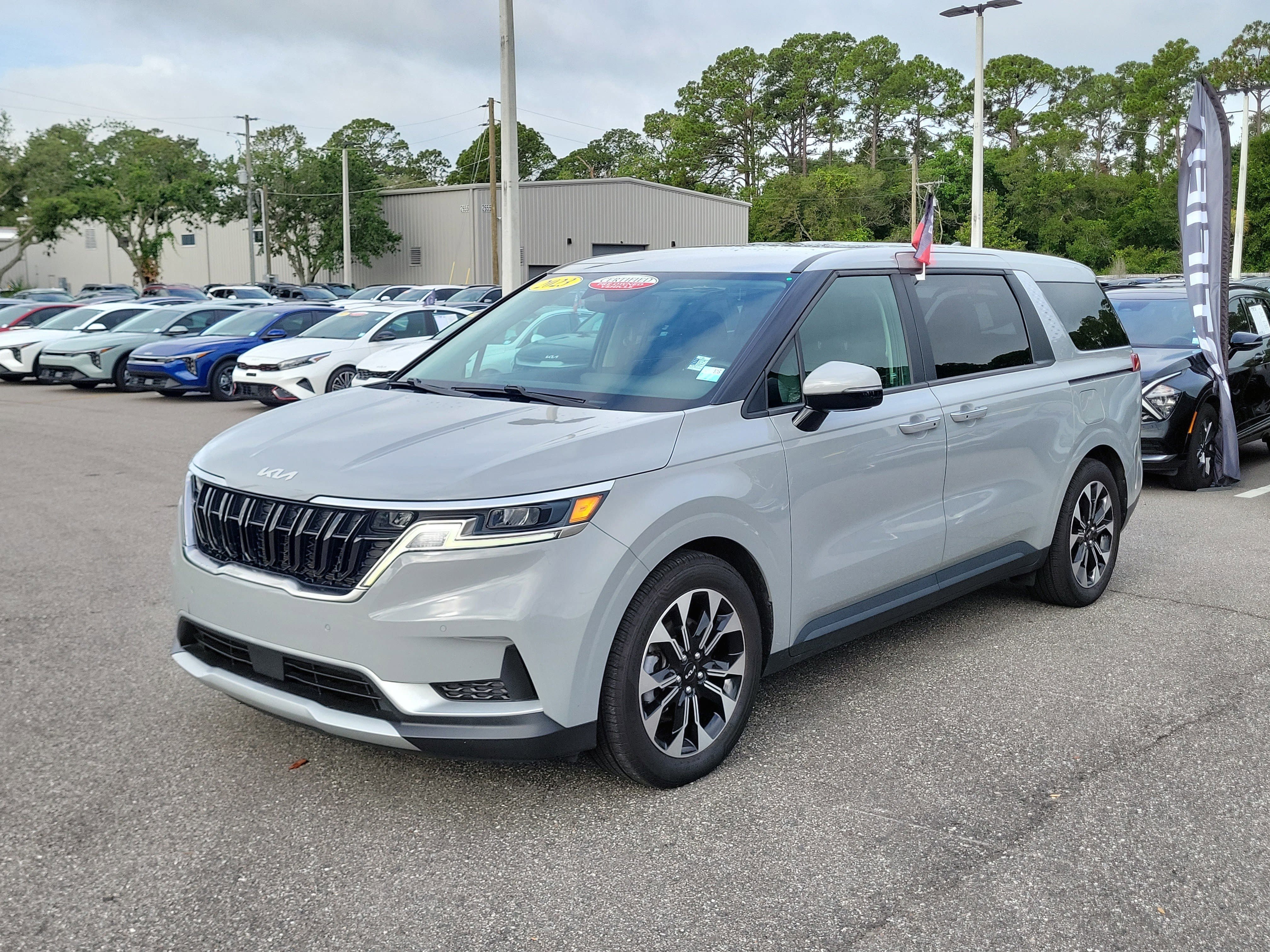 Used 2023 Kia Carnival EX FWD image 3