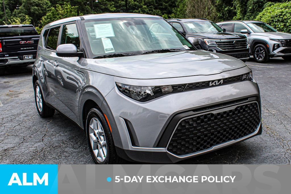 Used 2025 Kia Soul LX w/ LX Technology Package FWD image 4