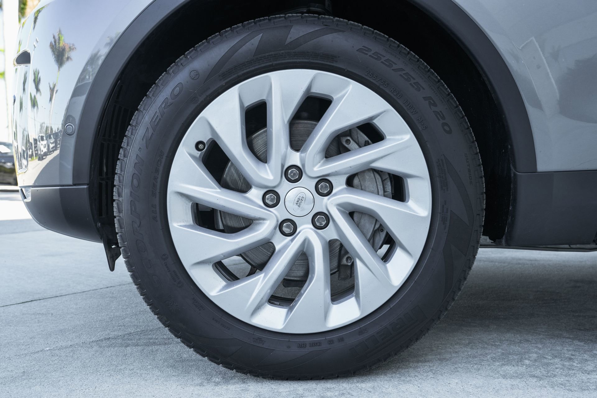 Used 2025 Land Rover Discovery S image 30