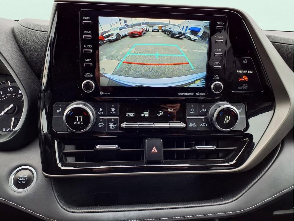 Used 2021 Toyota Highlander XLE AWD/4WD image 19