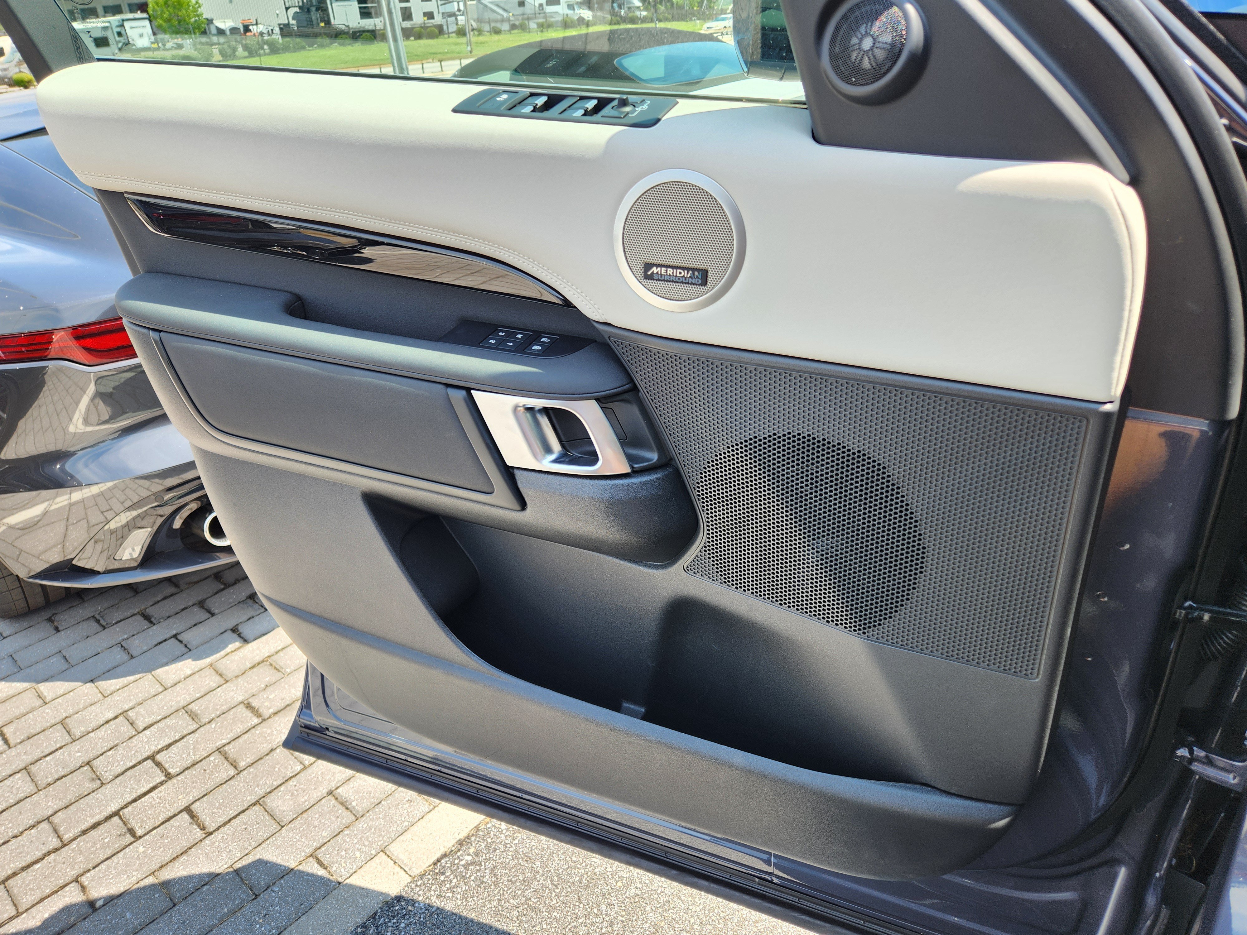 Certified 2025 Land Rover Discovery S AWD/4WD image 25