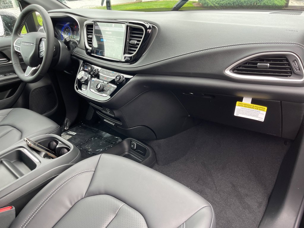 New 2027 Chrysler Pacifica Select AWD/4WD image 3