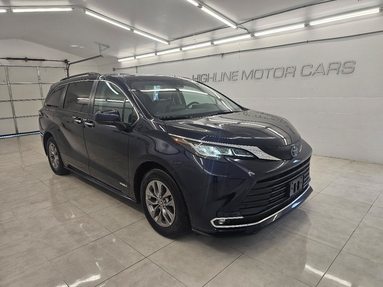 Used 2021 Toyota Sienna XLE w/ XLE Plus Package AWD/4WD image 3