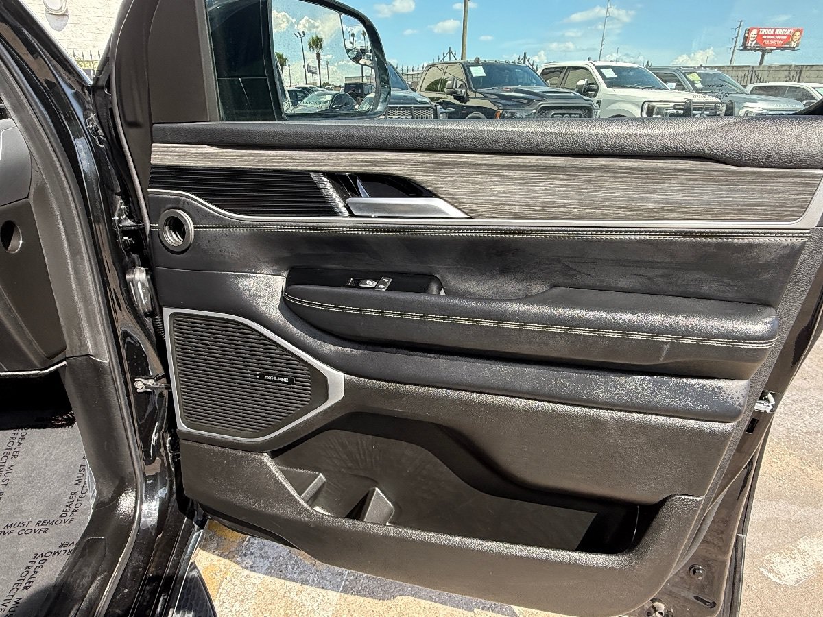 Used 2024 Jeep Wagoneer L Series II w/ Flexible Seating Group AWD/4WD image 12