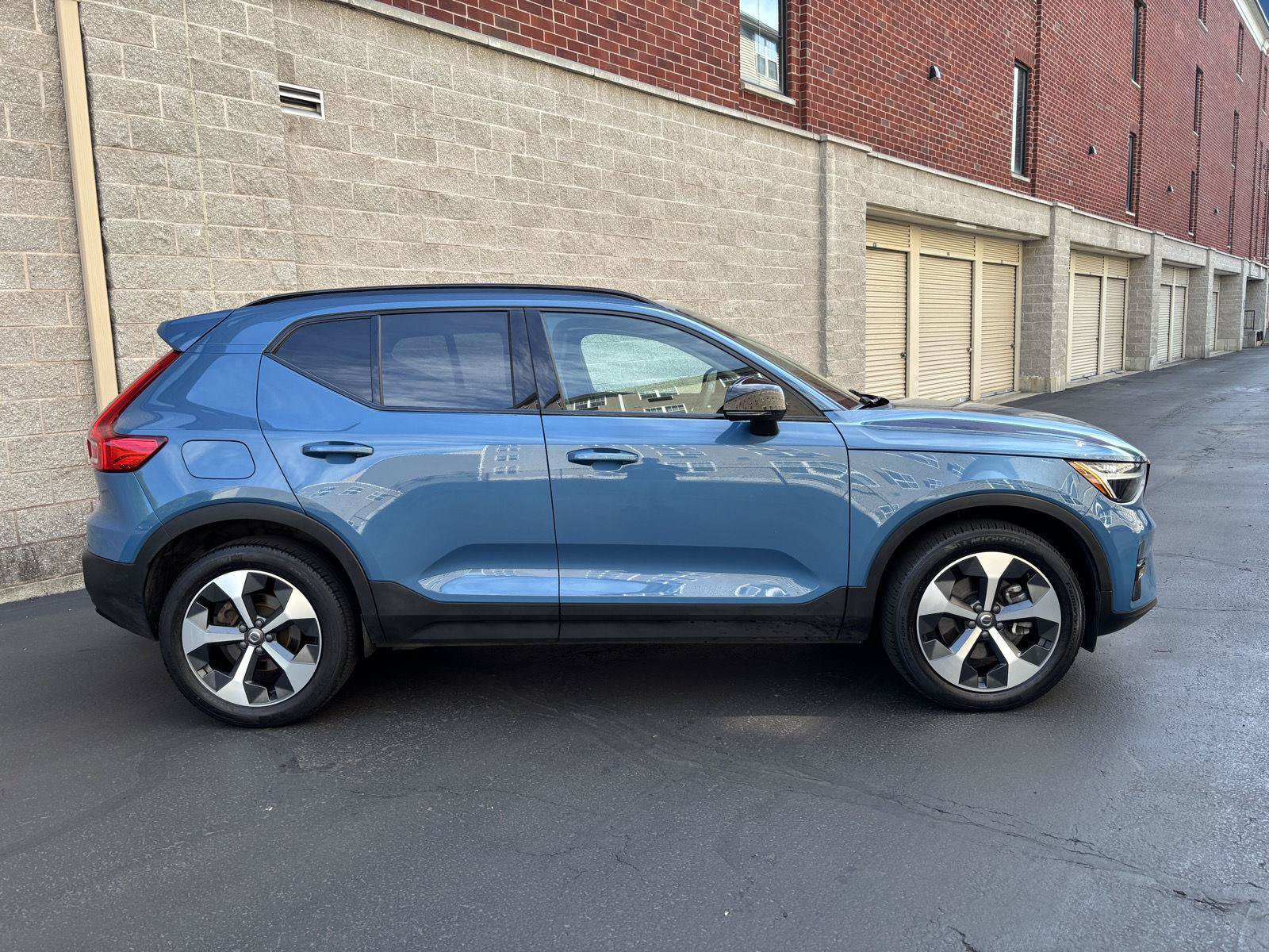 Used 2023 Volvo XC40 B5 Plus w/ Climate Package AWD/4WD image 2