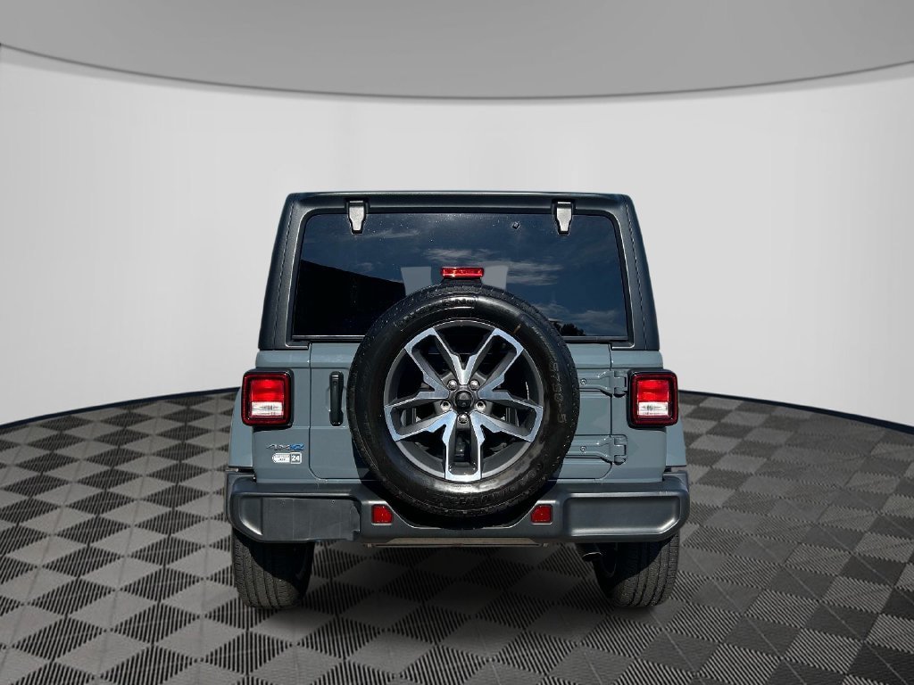 Used 2024 Jeep Wrangler Unlimited w/ Convenience Group AWD/4WD image 4
