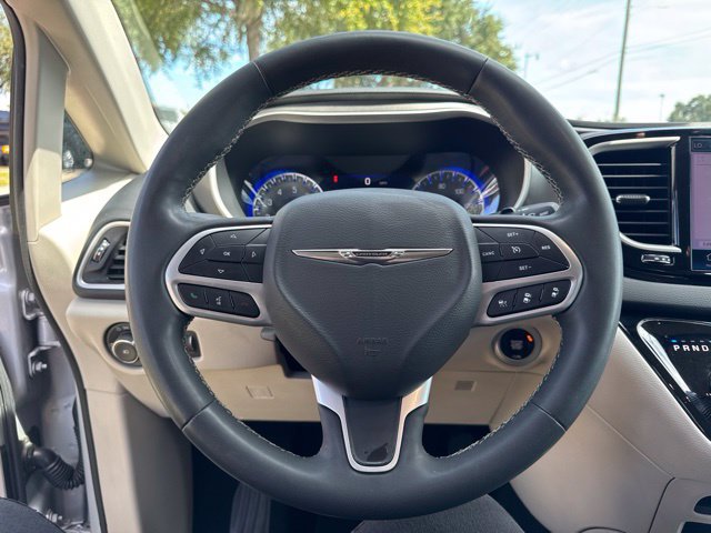 Used 2024 Chrysler Pacifica Touring-L FWD image 21