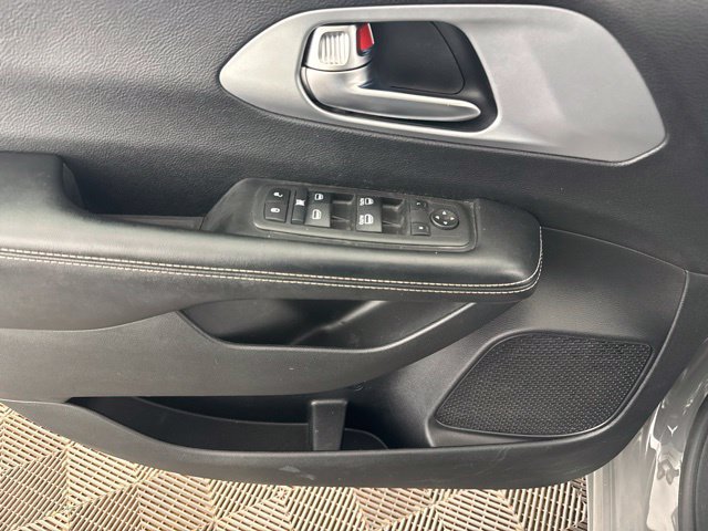 Used 2021 Chrysler Pacifica Touring w/ S Appearance Package FWD image 15