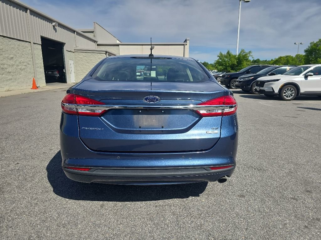 Used 2018 Ford Fusion SE w/ Fusion SE Technology Package FWD image 4