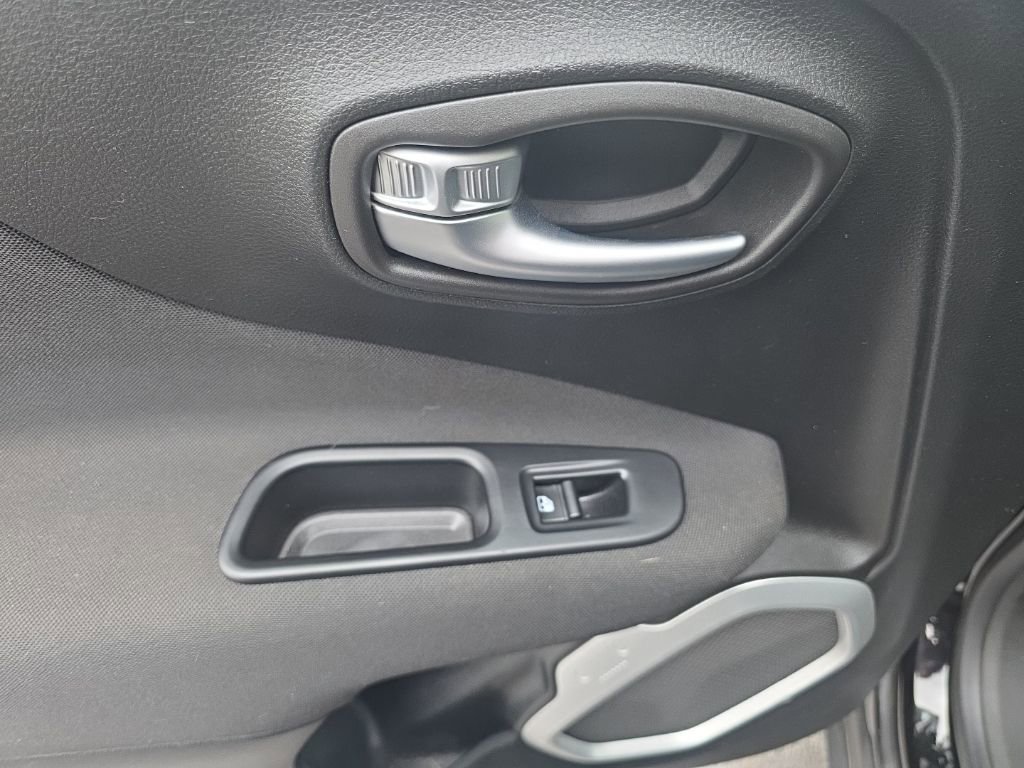 Used 2018 Jeep Renegade Sport w/ Power & Air Group image 32