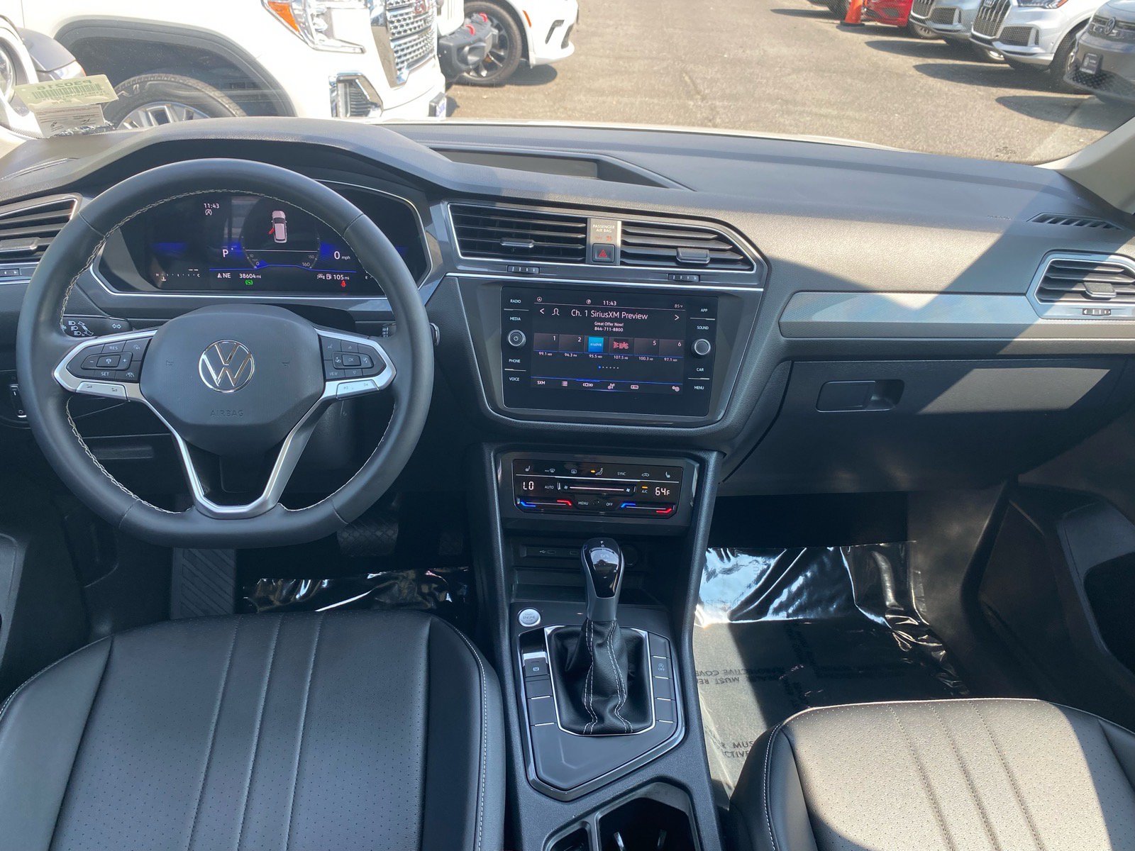 Used 2023 Volkswagen Tiguan SE w/ Panoramic Sunroof Package FWD image 10