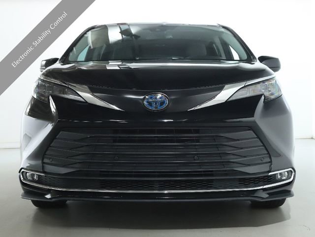 Used 2024 Toyota Sienna XLE image 9