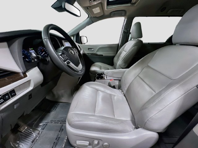 Used 2018 Toyota Sienna XLE w/ XLE Navigation Package FWD image 22