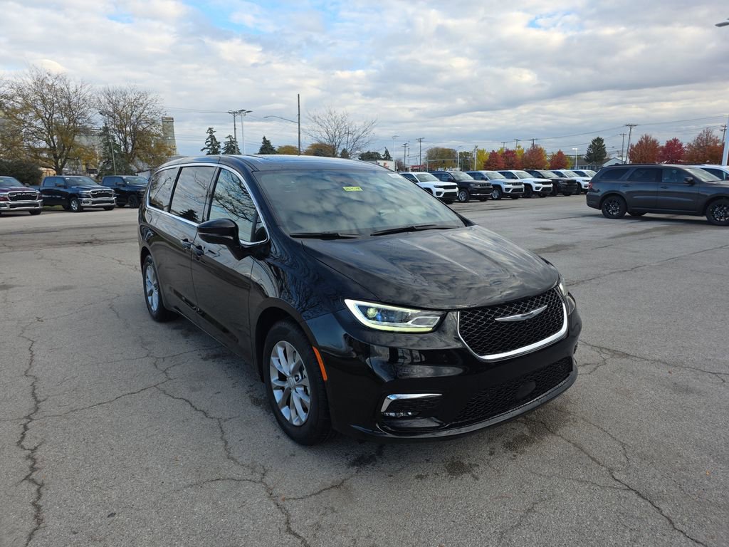 New 2026 Chrysler Pacifica Limited image 3