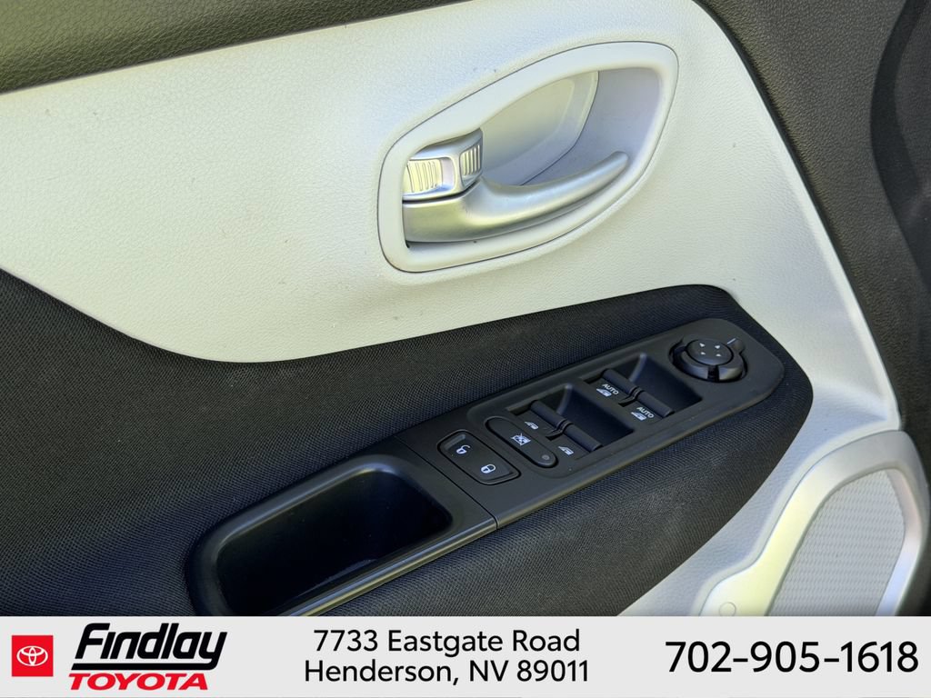 Used 2018 Jeep Renegade Latitude AWD/4WD image 21