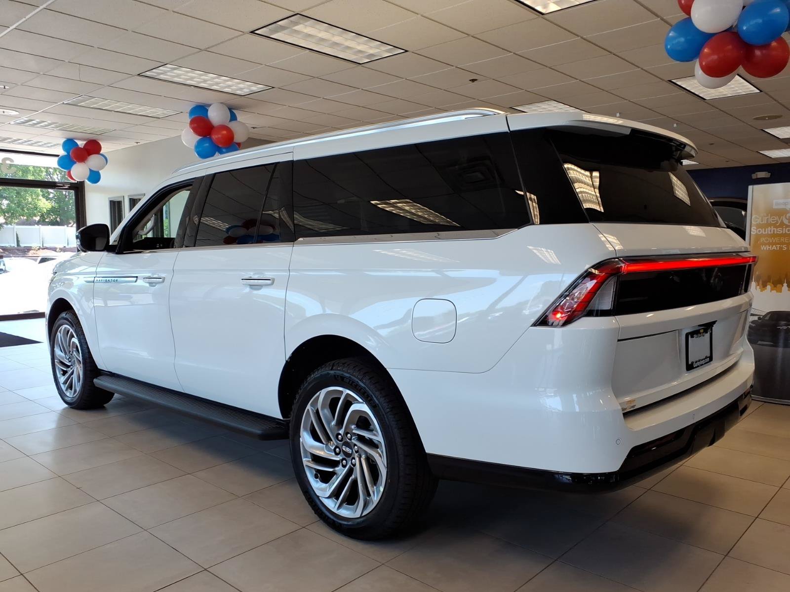 New 2027 Lincoln Navigator L Premier AWD/4WD image 8