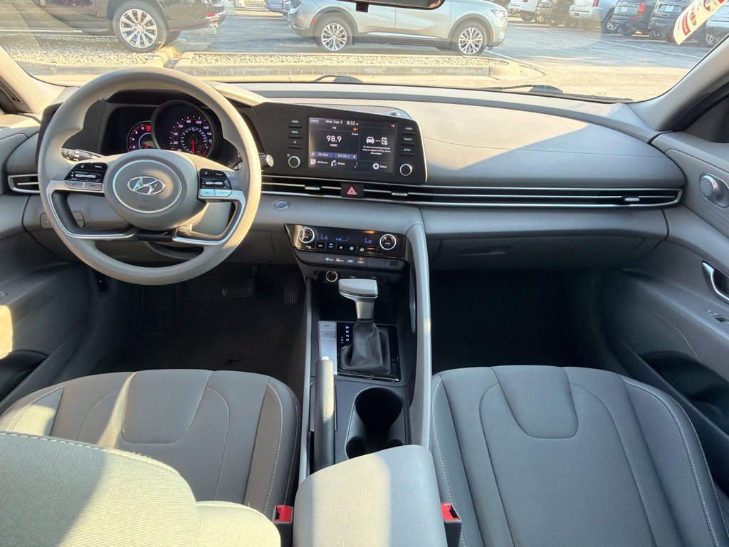 Used 2022 Hyundai Elantra SEL w/ Preferred Accessory Package FWD image 14