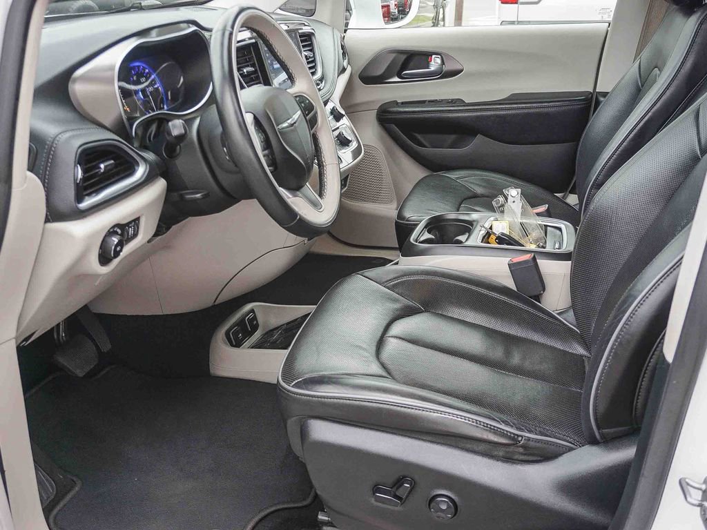 Used 2018 Chrysler Pacifica Limited FWD image 17