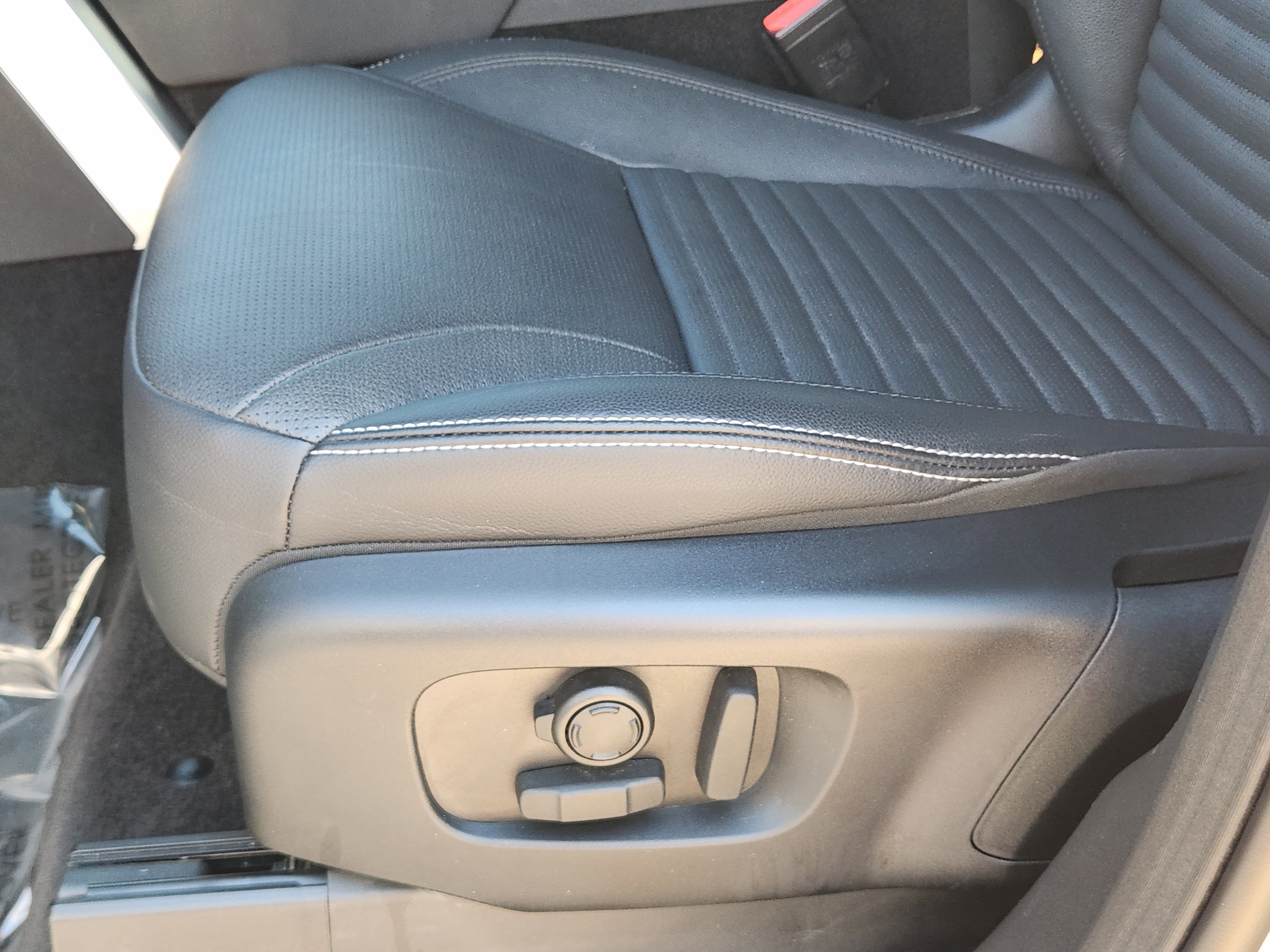 Certified 2024 Land Rover Discovery Dynamic SE image 26