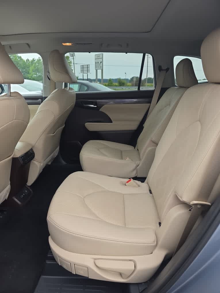 Used 2021 Toyota Highlander Platinum AWD/4WD image 15