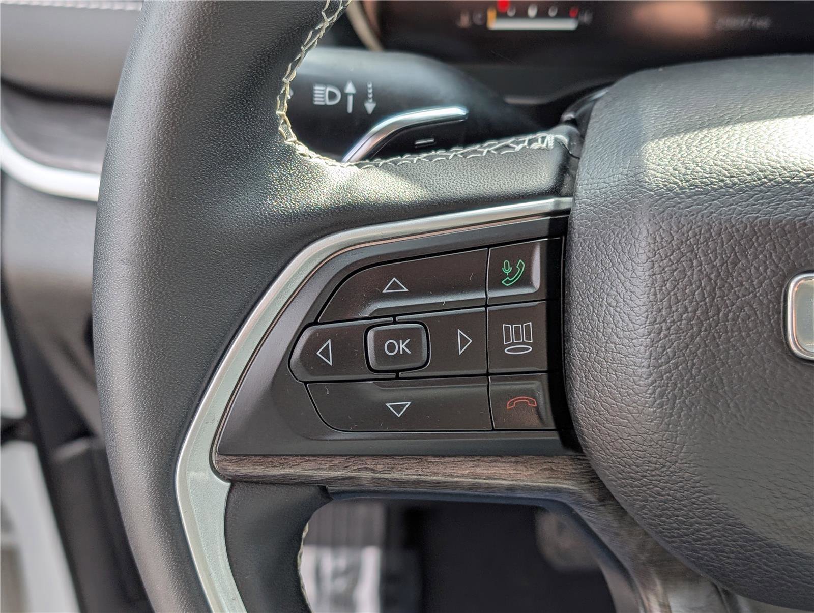 Used 2023 Jeep Grand Cherokee Limited w/ Black Appearance Package image 22